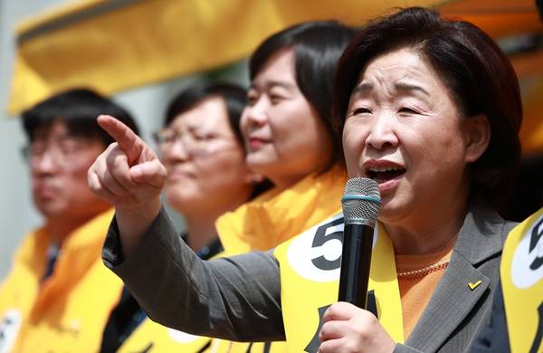 정의당 심상정 대선후보가 28일 오후 서울 마포구 홍대 젊음의 거리에서 유세를 펼치고 있다. <사진=연합뉴스></div> 