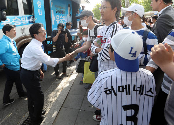 바른정당 유승민 대선후보가 6일 오후 서울 잠실야구장 앞에서 시민들을 만나 인사를 하고 있다.<사진=연합뉴스></div> 