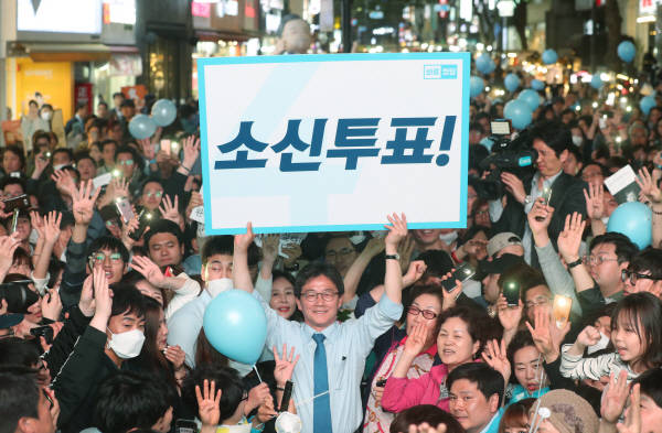 바른정당 유승민 대선후보가 8일 오후 서울 명동거리에서 거리 유세를 하고 있다.<사진=연합뉴스></div> 