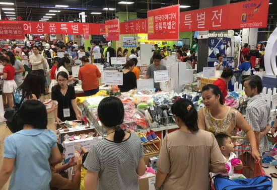 롯데마트는 지난 2월 베트남에서 글로벌 청년 창업 판촉전을 열고 청년 기업의 상품을 선보였다. <사진=롯데마트 제공> 