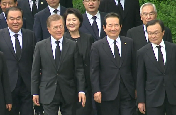 문재인 대통령은 23일 오하 경남 김해 진영읍 봉하마을 노무현 전 대통령 묘역에서 열린 서거 8주기 추모식에 참석했다. 
