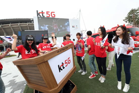 23일 한국-아르헨티나전이 열린 전주월드컵경기장에서 응원객들이 KT가 구축한 5G 미디어 서비스를 즐기고 있다.<사진=KT 제공> 