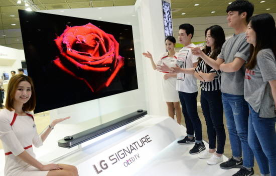 LG전자가 24일부터 서울 삼성동 코엑스에서 열리는 국내 최대 IT전시회 '월드 IT쇼 2017'에 참가해 전략제품을 대거 선보였다. LG전자 부스를 찾은 관람객들이 'LG 시그니처 올레드 TV W'를 살펴보고 있다.<사진=LG전자 제공> 