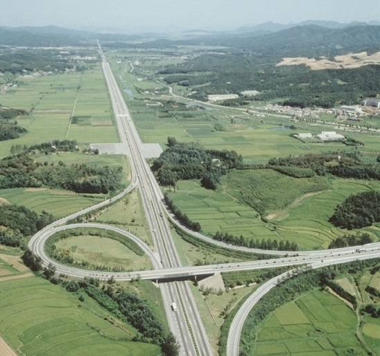1970년대 국가 경제발전의 대동맥 역할을 한 경부고속도로 전경.<사진=현대건설 제공></div> 