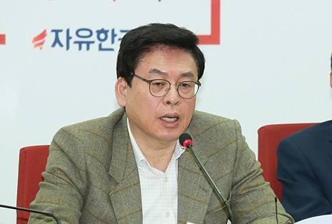 정우택 자유한국당 대표 권한대행 겸 원내대표 