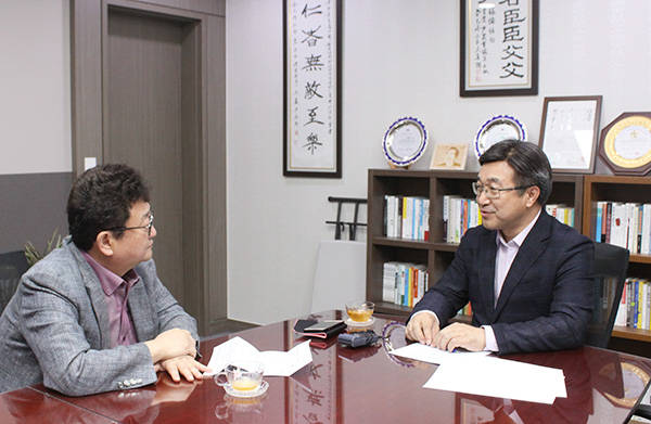 더불어민주당 윤호중 의원이 지난 27일 오후 국회 의원회관에서 '폴리뉴스'와 인터뷰를 가졌다.<사진=이은재 기자></div> 