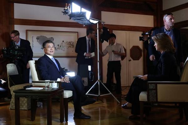 문재인 대통령은 20일 미국 CBS방송과 인터뷰를 통해 북한과의 대화의 필요성을 강조했다.[사진=청와대 사진기자단] 