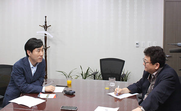 본지 김능구 대표와 국회 의원회관에서 인터뷰를 갖고 있는 하태경 의원.<사진=이은재 기자></div> 