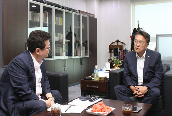 지난 22일 국회 의원회관에서 본지 김능구 대표와 인터뷰를 갖고 있는 정진석 의원.<사진=이은재 기자></div> 