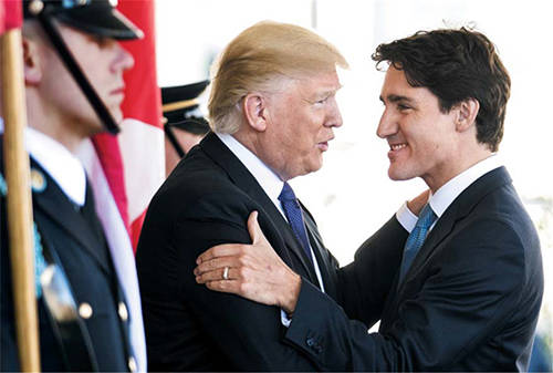 트뤼도 캐나다 총리와 악수하는 트럼프 대통령 