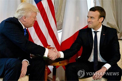 트럼프 대통령과 악수할 때 입을 악물고 손에 힘을 준 마크롱 프랑스 대통령 