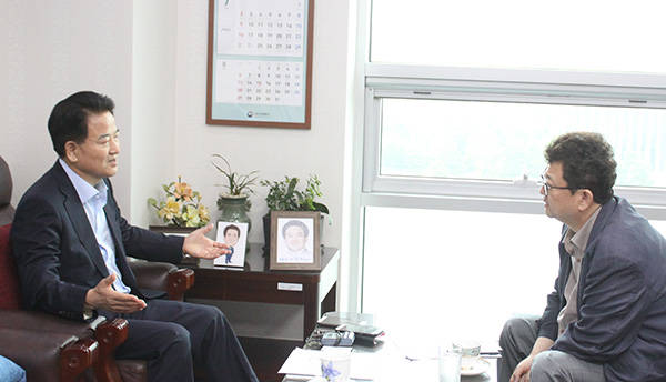 국민의당 정동영 의원이 18일 오전 국회 의원회관에서 '폴리뉴스'와 인터뷰를 가졌다.<사진=이은재 기자></div> 