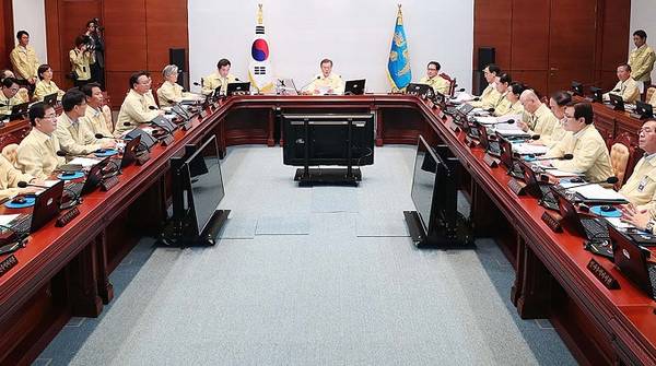 문재인 대통령은 21일 청와대 을지국무회의에서 북한에게 을지훈련을 빌미로 도발적 행동을 하지 말 것을 요구했다.[사진=청와대 사진기자단] 
