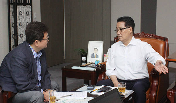 국민의당 박지원 전 대표가 22일 오전 국회 의원회관에서 '폴리뉴스'와 인터뷰를 가졌다.<사진 폴리뉴스 이은재 기자></div> 
