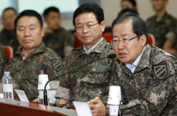 자유한국당 홍준표 대표가 22일 오전 강원 홍천군 육군 11사단을 방문해 장병들을 향한 격려사를 하고 있다.<사진=연합뉴스></div> 