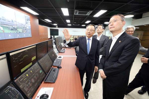 황창규 KT 회장(왼쪽)이 백운규 산업통상자원부 장관에게 KT-MEG 플랫폼 기반의 스마트에너지 서비스를 설명하고 있다.<사진=KT 제공> 