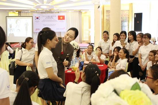 지난 5일 베트남 하노이 하이즈엉성에서 열린 '베트남 저소득층 여성을 위한 서비스 특강'에 참여한 교육생들이 메이크업 강의를 듣고 있다. <사진=아시아나항공 제공> 