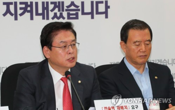 자유한국당 정우택 원내대표(왼쪽). <사진=연합뉴스> 