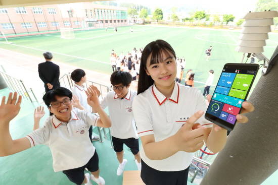 KT가 올해 6월 한국외식고등학교에 구축한 공기질 측정기 앞에서 학생들이 스마프폰을 통해 교내 공기질을 확인하고 있다.<사진=KT 제공> 