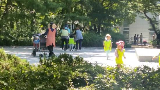 20일 오전 강남 도산공원에서 열린 ‘2017 설화문화전’에서 어린이들이 뛰어놀고 있다. <사진=서예온 기자> 