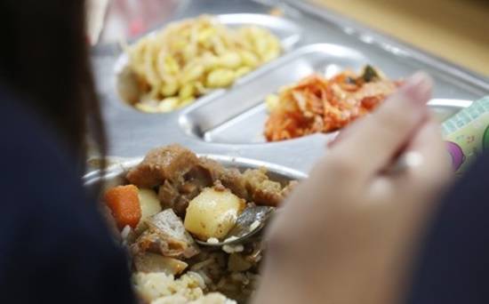 서울시 한 고등학교에서 학생 한명이 급식을 먹고 있다. <사진=연합뉴스> 