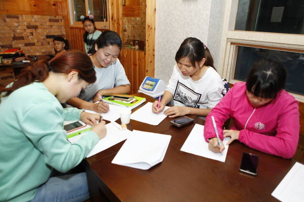 자양4동주민센터가 11일 실시한‘다문화 이주민 등 외국인 한글쓰기대회’에 참가한 참여자가 한글을 쓰는 모습 