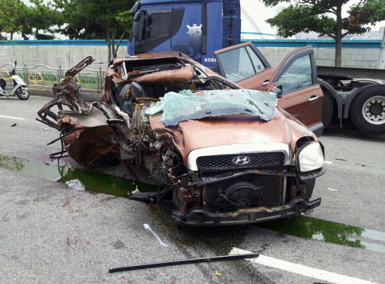 지난해 8월 2일 부산에서 발생한 '급발진'으로 의심되는 싼타페 차량 사고 현장.<사진=연합뉴스> 