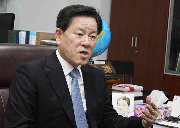국민의당 주승용 의원이 18일 오전 국회 의원회관에서 '폴리뉴스'와 인터뷰를 가졌다. <사진 이은재 기자></div> 