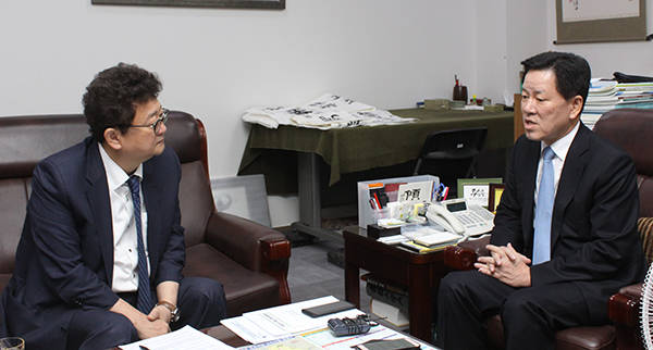 국민의당 주승용 의원이 18일 오전 국회 의원회관에서 '폴리뉴스'와 인터뷰를 가졌다. <사진 이은재 기자></div> 