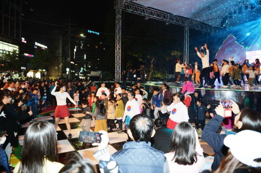 15일 세계거리춤축제를 즐기는 시민들 