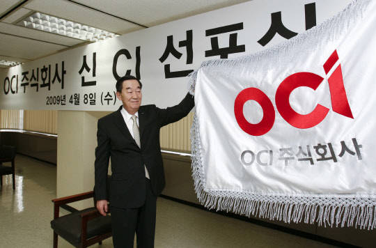 고 이수영 OCI그룹 회장이 지난 2009년 새 기업이미지(CI) 선포식에서 회사 깃발을 들어보이고 있다.<사진=OCI 제공> 