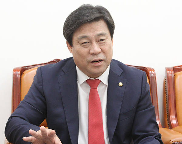 자유한국당 김선동 원내수석부대표가 지난 25일 국회 본청에서 '폴리뉴스'와 인터뷰를 가졌다.<사진 이은재 기자></div> 