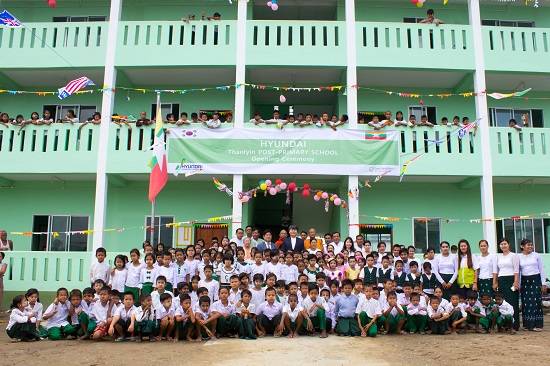 지난 10월 23일 미얀마 딸린타운십 상아티마을에서 현대건설 관계자, 정부 관리자, 학교 교장 및 교직원, 학생 등 800여 명이초등학교 완공식을 갖고 기념촬영을 하고 있다.<사진=현대건설 제공></div> 