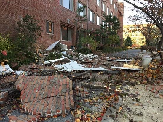 지난 15일 포항에서 발생한 지진으로 외벽이 떨어져 나간 한동대 건물.<사진=연합뉴스 제공></div>.  