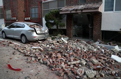 15일 포항에서 발생한 지진으로 북구의 한 빌라 외벽이 무너져 내려 파편이 뒹굴고 있다 / 연합뉴스 