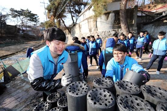 올해 1월 신입사원 70명이 서울 성북구에서 연탄나눔 봉사활동을 하고 있는 모습.<사진=대우건설 제공></div> 