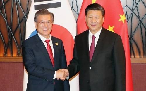 문재인 대통령과 중국 시진핀 국가주석은 지난 11일 베트남에서 정상회담을 갖고 한중관계 복원에 합의했다.[사진=연합뉴스] 
