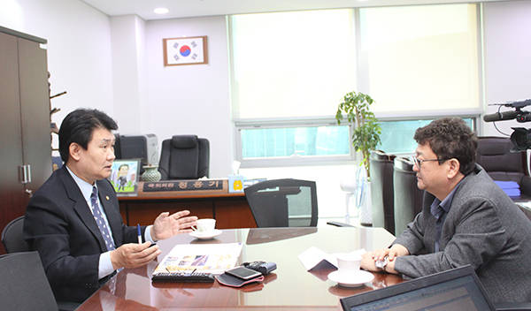 자유한국당 정용기 의원이 지난 15일 국회 의원회관에서 '폴리뉴스'와 인터뷰를 가졌다. <사진 이은재 기자></div> 