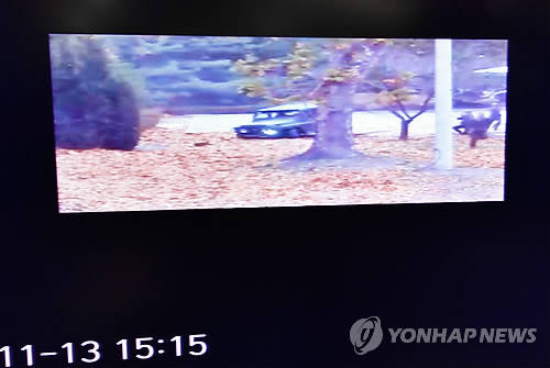 유엔군 사령부 채드 캐럴 대변인이 22일 오전 서울 용산 국방부 브리핑실에서 최근 판문점 공동경비구역을 통해 귀순한 북한군 귀순 장면이 담긴 CCTV를 공개하고 있다 / 연합뉴스 