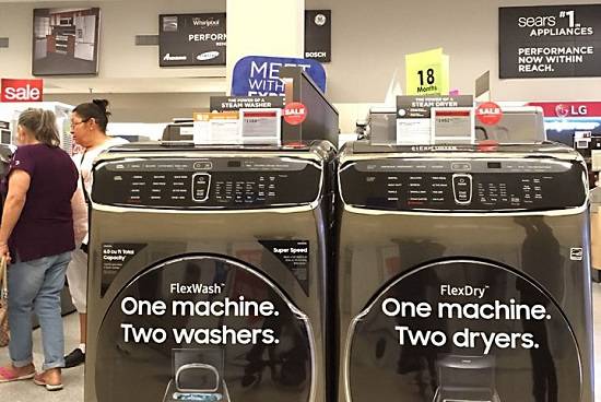 지난달 미국 대형마트에서 판매되고 있는 삼성전자 및 LG 전자 세탁기들.<사진=연합뉴스> 