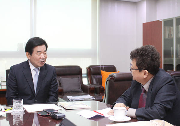 더불어민주당 김진표 의원이 지난 20일 국회 의원회관에서 '폴리뉴스'와 인터뷰를 가졌다.<사진 이은재 기자></div> 