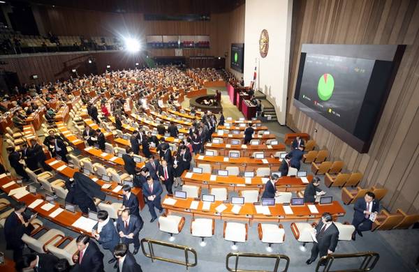 6일 오전 열린 국회 본회의에서 2018년도 예산안이 통과된 가운데 자유한국당 의원들이 예산안 처리에 반발, 본회의장을 나가고 있다. <사진=연합뉴스> 