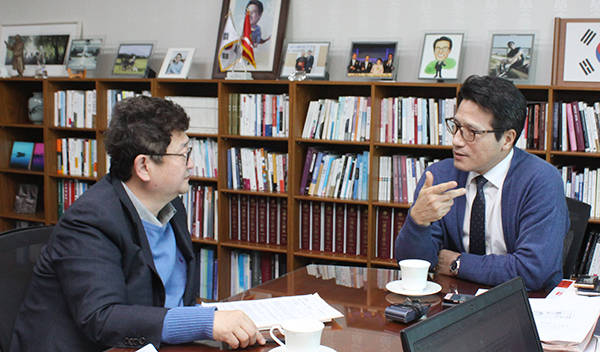 바른정당 정병국 의원이 13일 국회 의원회관에서 '폴리뉴스'와 인터뷰를 가졌다.<사진 이은재 기자></div> 
