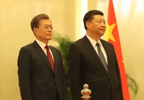 문재인 대통령과 시진핑 중국 국가주석이 14일 오후 베이징 인민대회당 북대청에서 열린 공식환영식에서 국민의례를 앞두고 서있다.[사진=연합뉴스] 