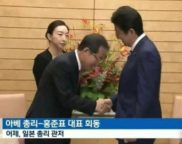 지난 14일 일본 총리관저를 찾은 홍준표 자유한국당 대표가 아베 총리를 만나 고개를 숙여 악수하고 있다. <사진=방송화면 캡쳐> 