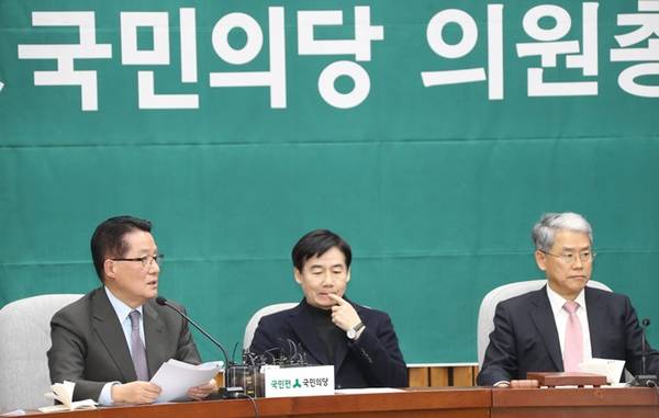 국민의당 박지원 전 대표가 12일 국회에서 열린 의원간담회에서 발언하고 있다.<사진=연합뉴스></div> 