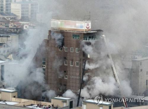 지난 2017년 12월 21일 발생한 충북 제천시 스포츠시설 건물 화재 당시의 모습 / 연합뉴스 