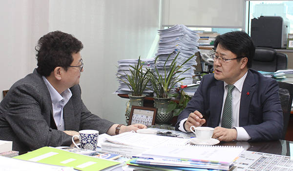 국민의당 송기석 의원이 지난 15일 국회 의원회관에서 '폴리뉴스'와 인터뷰를 가졌다. <사진 이은재 기자></div> 