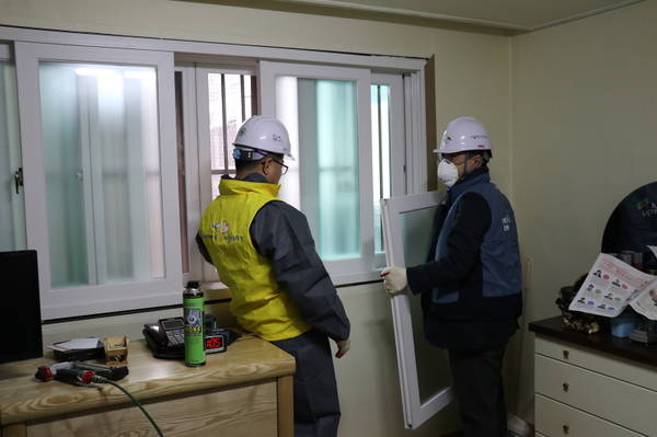 서울에너지공사 박진섭 사장(오른쪽)과 한국에너지공단 노병욱 서울지역본부장이 18일 에너지효율화 집수리 봉사를 하고 있다 