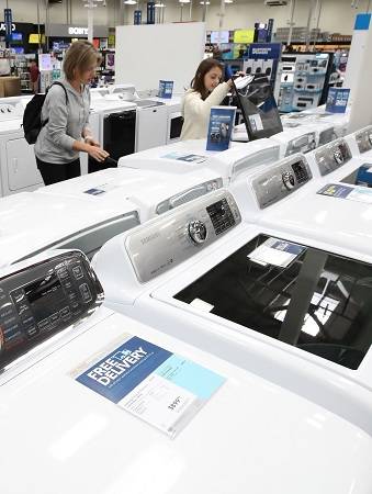 14일(한국시간) 미국 네바다주 라스베이거스의 한 가전제품 매장에서 현지인들이 삼성전자의 세탁기를 살펴보고 있다. <사진=연합뉴스> 